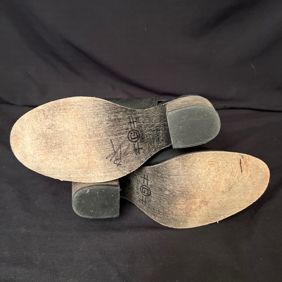 Circle G Fashion Shoes Womens 8 M Straps Round Toe Buckle Black P5180. 
Bin B13 - Picture 6 of 11